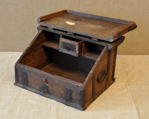 Только в том случае, если женщина - шкатулка с секретом, то мужчина - сундук со сказками. 07