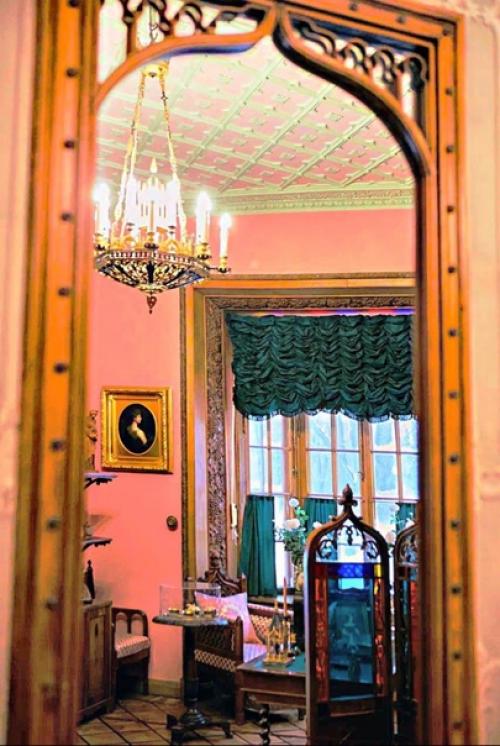 Дворец Коттедж в петергофском парке Александрия удивителен тем, что он сохранился до наших дней без современных новоделов и перестроек. 06