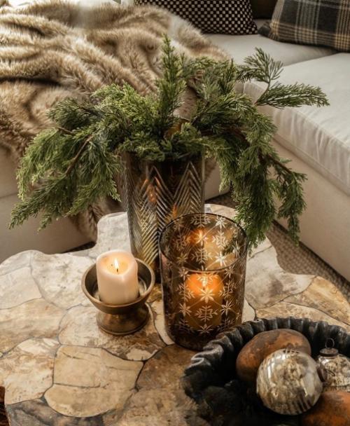 Натуральные материалы и красивые оттенки зелёного в деталях красивого интерьера, украшенного к новогодним праздникам. 02