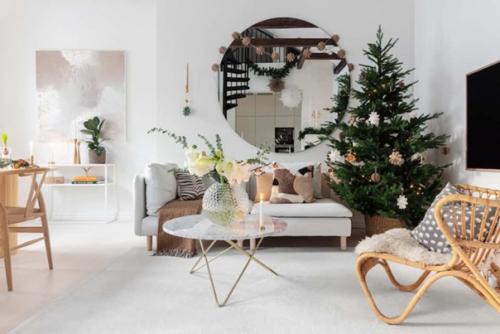 Добро пожаловать в современную скандинавскую квартиру, которую хозяйка уже украсила к рождеству. 07
