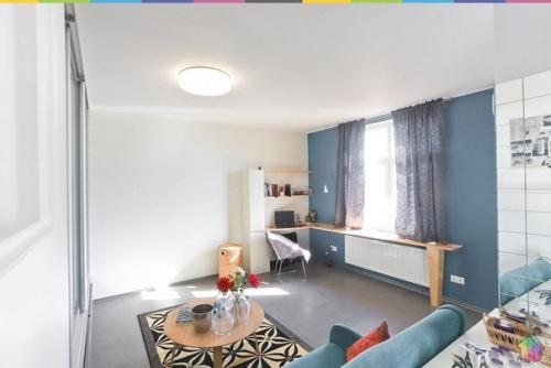 Небольшая квартира на обводном канале с самодельной мебелью, зеркальной колонной и кроватью на подиуме. 01