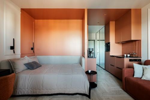 Цветной интерьер квартиры - студии 24, 3 м 2 (29 м 2 с балконом) в Санкт-петербурге. 02