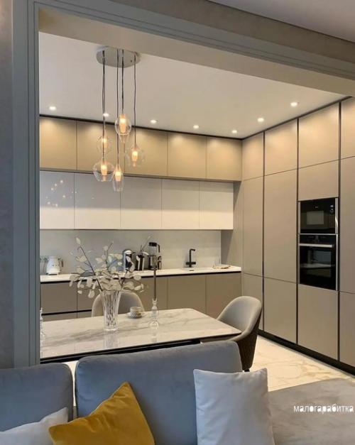Стильный интерьер кухни, объединенной с гостинной. 02
