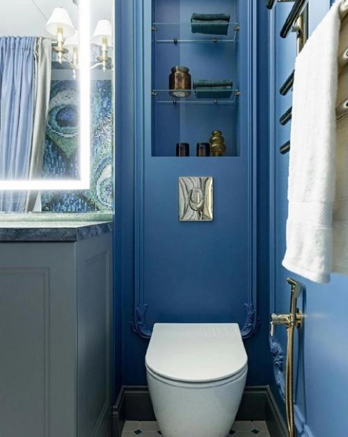 Оформление санузла сложным синим цветом. 02