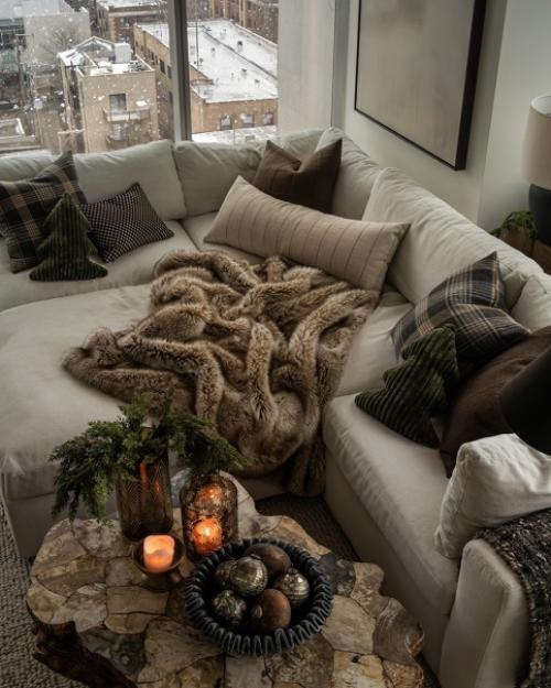 Натуральные материалы и красивые оттенки зелёного в деталях красивого интерьера, украшенного к новогодним праздникам. 04