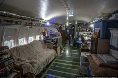 Настоящий выживальщик!   Отшельник в списанном самолете посреди леса живет. 05