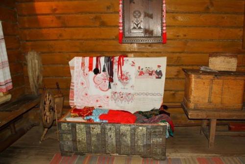 Только в том случае, если женщина - шкатулка с секретом, то мужчина - сундук со сказками. 01