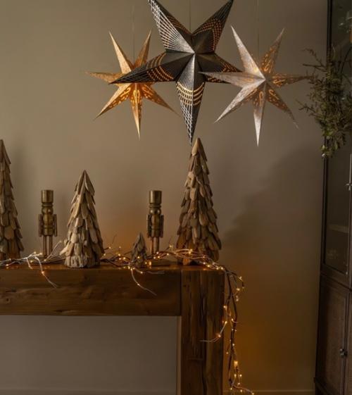 Натуральные материалы и красивые оттенки зелёного в деталях красивого интерьера, украшенного к новогодним праздникам. 08