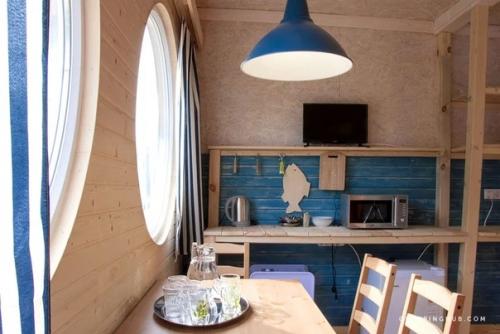 Этот очаровательный коттедж, в котором можно остановиться на пару дней, расположен в астраханской области на левом берегу реки Ахтубы. 04