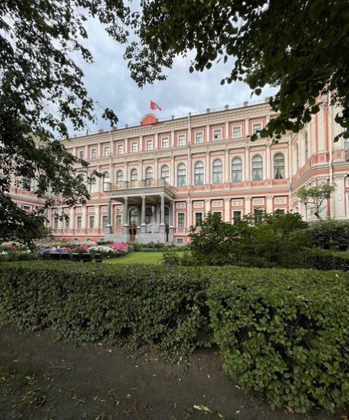 В декабре 1861 года был торжественно освящен николаевский дворец - одно из самых ранних творений эклектики. 01