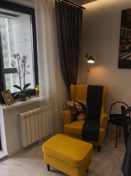 Просторная кухня. В ярких цветах. 03