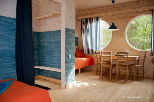 Этот очаровательный коттедж, в котором можно остановиться на пару дней, расположен в астраханской области на левом берегу реки Ахтубы. 01