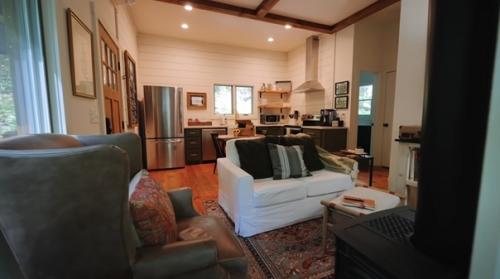 87-Летняя женщина живет в доме площадью всего 27 кв. 03