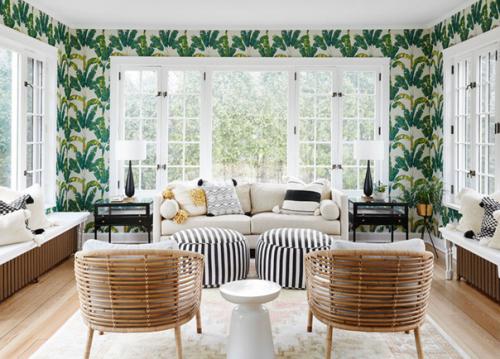 В этом доме в США есть как минимум три гостиные и каждая из них оформлена по-своему. 02