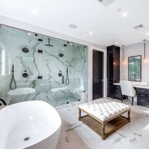 Гостиную в современном стиле прекрасно дополнят светлые тона при оформлении интерьера. 07