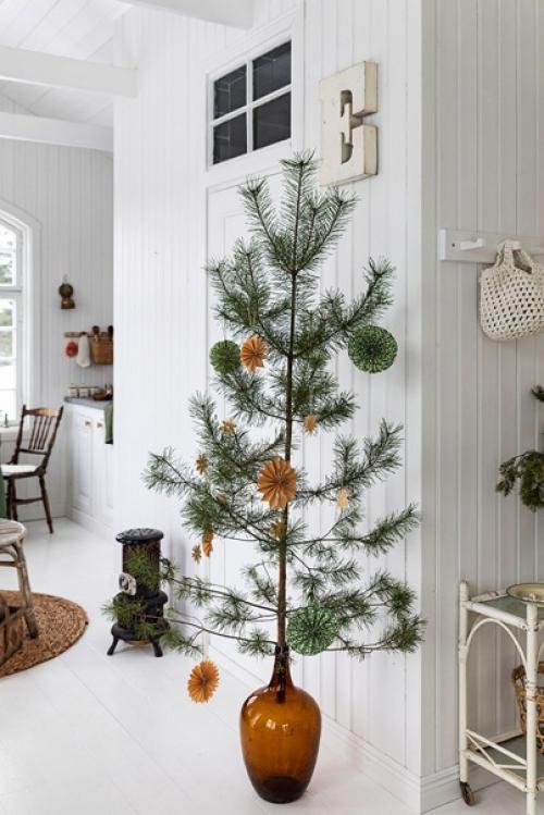 Посмотрите, как супруги Николь и оскар готовятся встречать рождество в своем уютном домике, украшенном самодельными рождественскими игрушками. 04