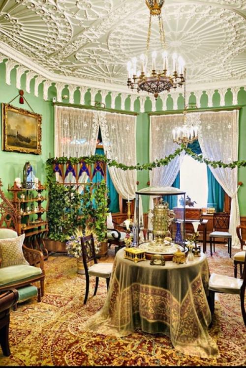 Дворец Коттедж в петергофском парке Александрия удивителен тем, что он сохранился до наших дней без современных новоделов и перестроек. 08