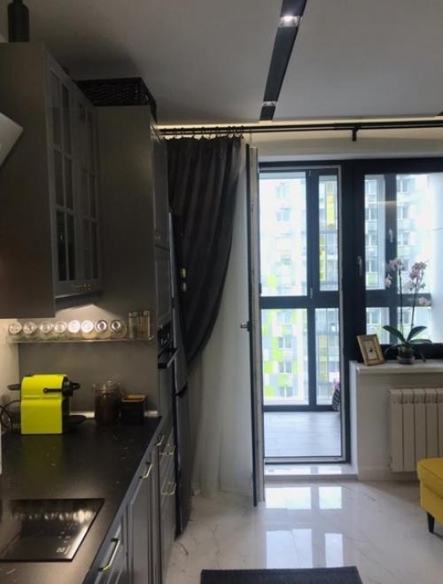 Просторная кухня. В ярких цветах. 02