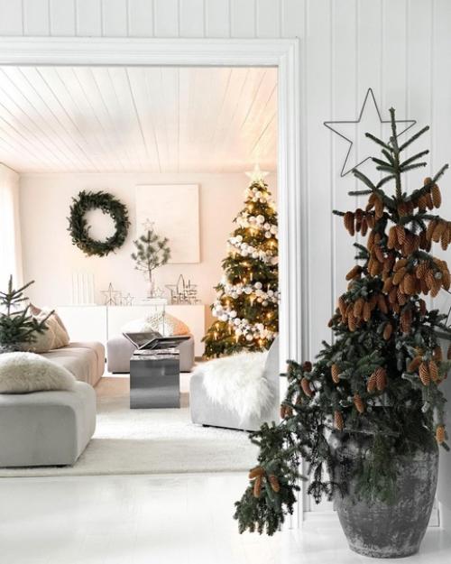 Украшенная шарами зеленая красавица в интерьере скандинавской рождественской гостиной интересно. 06