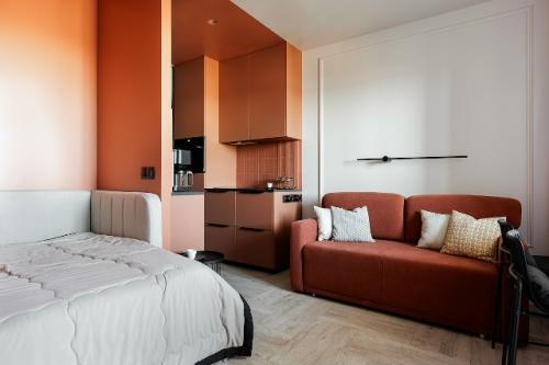 Цветной интерьер квартиры - студии 24, 3 м 2 (29 м 2 с балконом) в Санкт-петербурге. 01