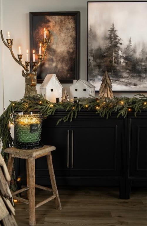 Натуральные материалы и красивые оттенки зелёного в деталях красивого интерьера, украшенного к новогодним праздникам. 05