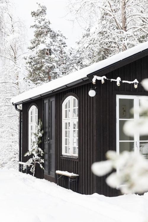 Посмотрите, как супруги Николь и оскар готовятся встречать рождество в своем уютном домике, украшенном самодельными рождественскими игрушками. 03
