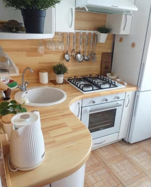 Небольшая кухня. В светлых тонах. 02