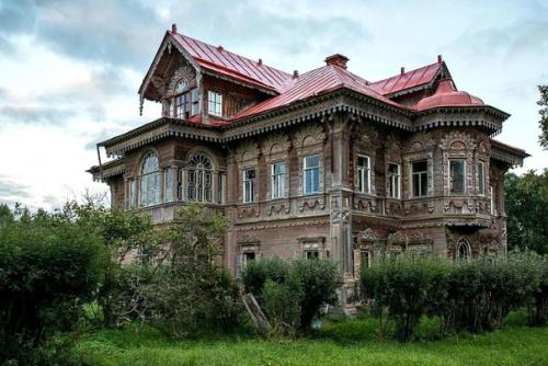 Красивый старинный дом в заброшенной деревне. 01