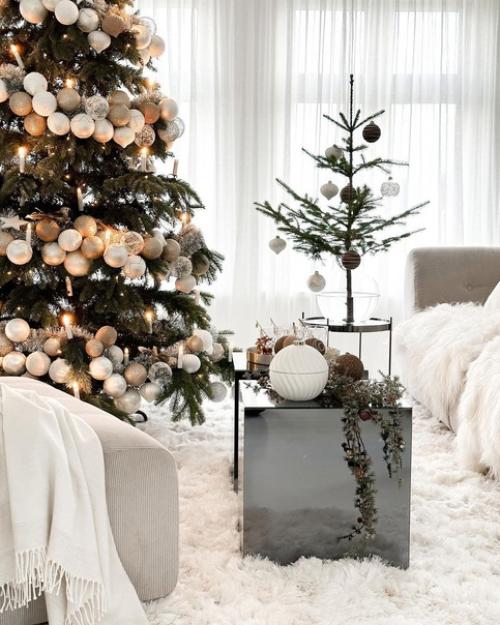 Украшенная шарами зеленая красавица в интерьере скандинавской рождественской гостиной интересно. 02