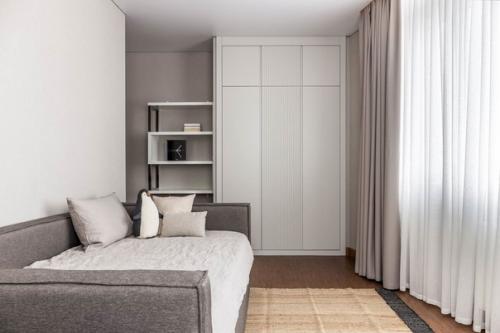 Лаконичный интерьер квартиры за счет большой площади воплотили все свои мечты. 06