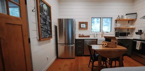 87-Летняя женщина живет в доме площадью всего 27 кв. 01