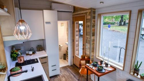 Названный Verve Lux, дом спроектирован и построен Tru Form Tiny Homes. 01