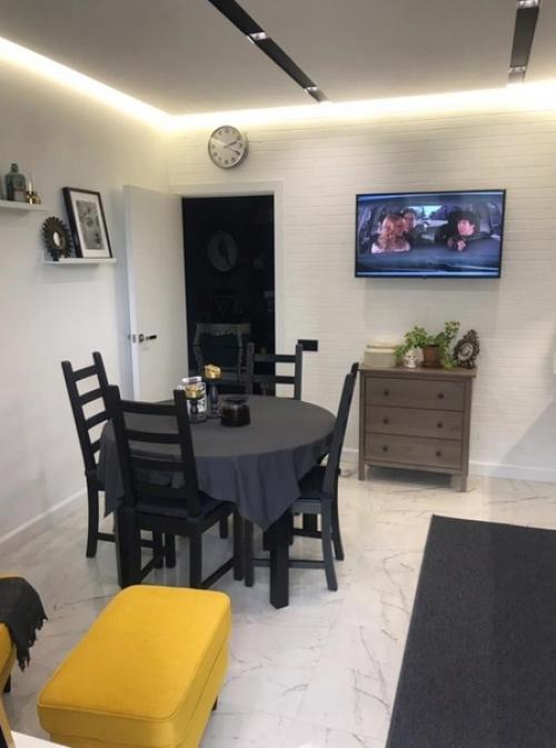 Просторная кухня. В ярких цветах. 06