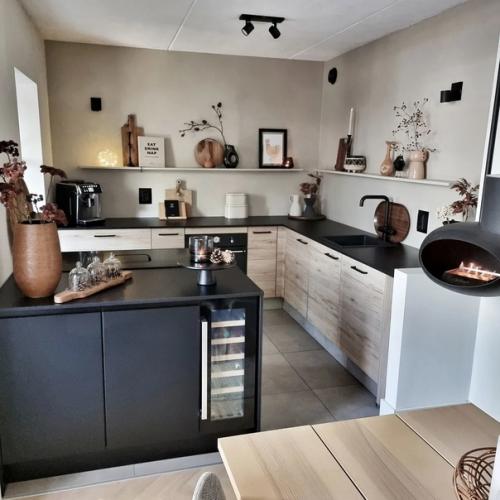 Темное дерево все чаще в скандинавских интерьерах появляется. 03