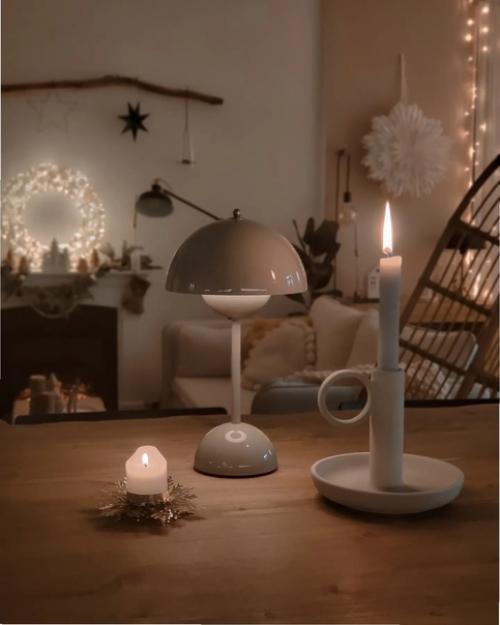 Множество светящихся гирлянд прекрасно поднимают новогоднее настроение и превращают интерьер в волшебную сказку. 03