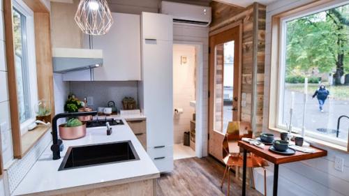 Названный Verve Lux, дом спроектирован и построен Tru Form Tiny Homes. 03