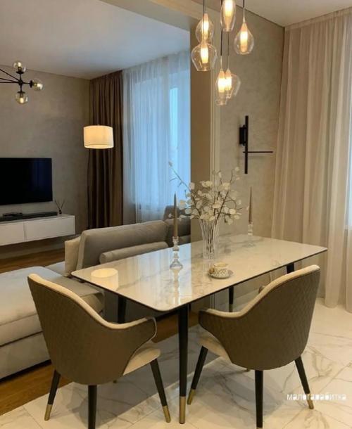 Стильный интерьер кухни, объединенной с гостинной. 04