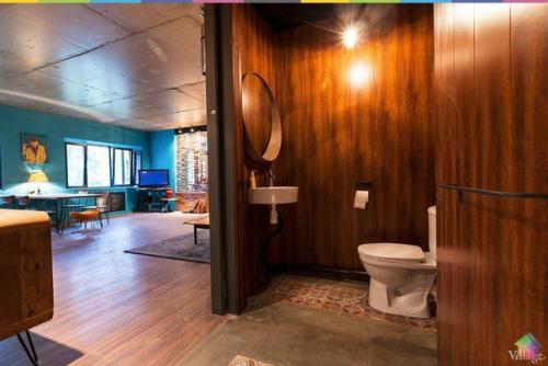 Квартира петербургского ресторатора Михаила Орлова в посёлке юкки - с видом на лес, просторной верандой и мебелью из Индии. 07