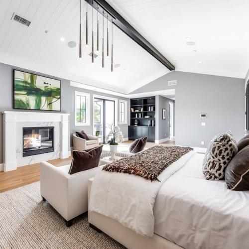 Гостиную в современном стиле прекрасно дополнят светлые тона при оформлении интерьера. 05