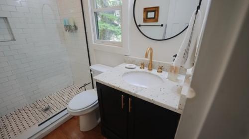 87-Летняя женщина живет в доме площадью всего 27 кв. 07