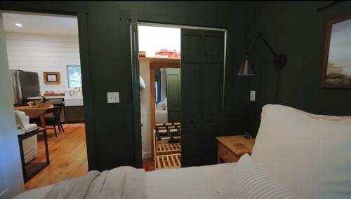 87-Летняя женщина живет в доме площадью всего 27 кв. 04