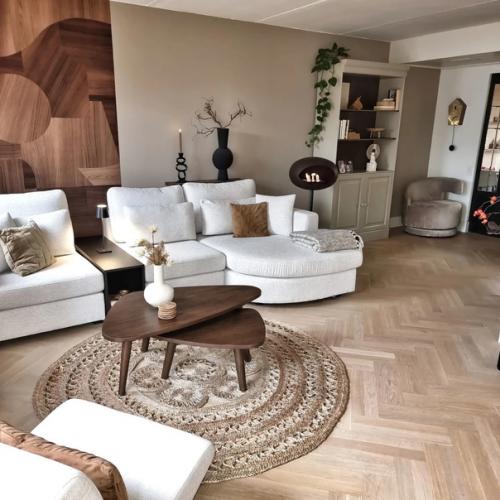 Темное дерево все чаще в скандинавских интерьерах появляется. 01