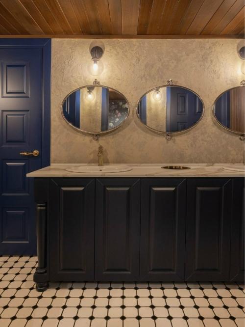 Команда Oblik Design Studio оформила ресторан с тонким французским настроением и вниманием к деталям. 01