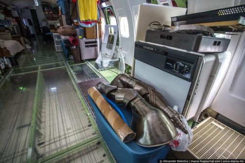 Настоящий выживальщик!   Отшельник в списанном самолете посреди леса живет. 04