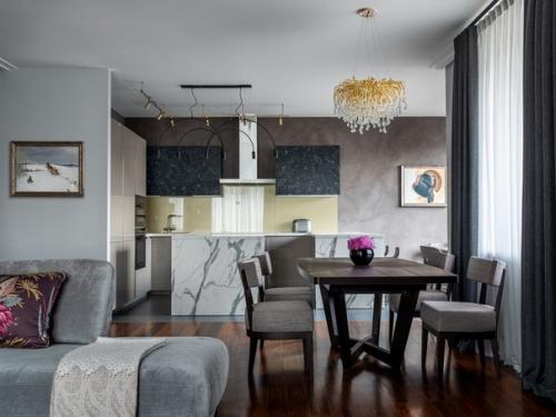 Реализованный интерьер квартиры с музейным искусством, в оттенках серого. 01