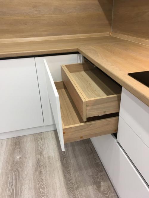 Белый гарнитур - светлое и уютное решение, делающее кухонную мебель визуально более легкой и создающее ощущение чистоты в комнате. 05