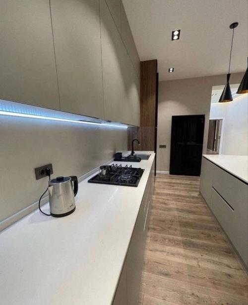 Кухню объединили с гостиной и установили небольшой остров, который упрощает жизнь хозяйке. 05