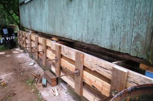 Мы поднимаем деревянный дом на домкратах для ремонта. 04