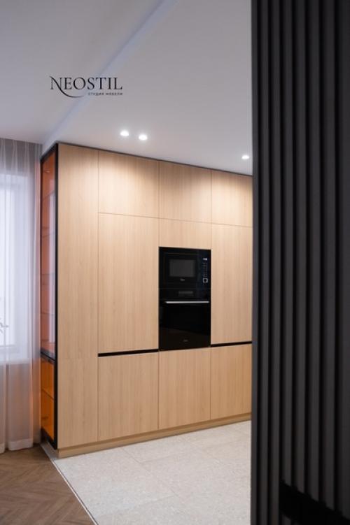 Идеальный форм-фактор для кухни загородного дома: нет навесных шкафов, мойка находится под окном, а вся техника встроена в пеналы. 02