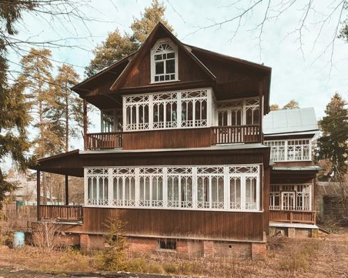 Российский фотограф Федор савинцев запечатлел непризнанные шедевры архитектуры - дачи в подмосковном поселке Кратово. 03